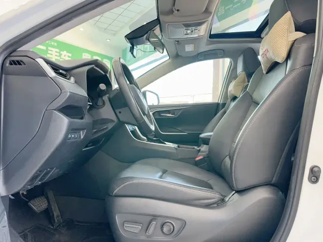 Toyota RAV4 — Фото автомобиля 7