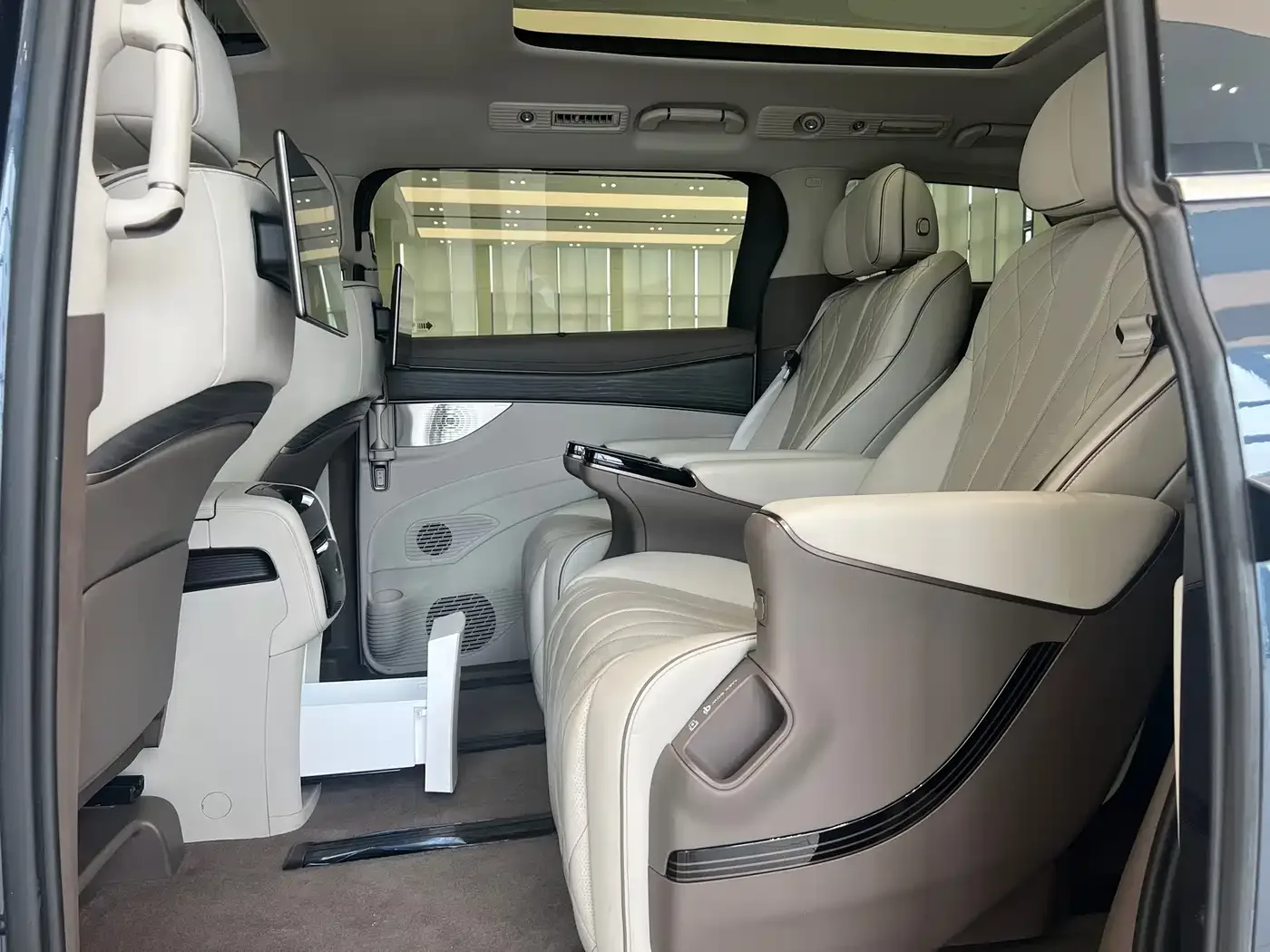 Denza Denza D9 2022 DM-i 970 All-Wheel Drive Honor Edition — Фото автомобиля 7