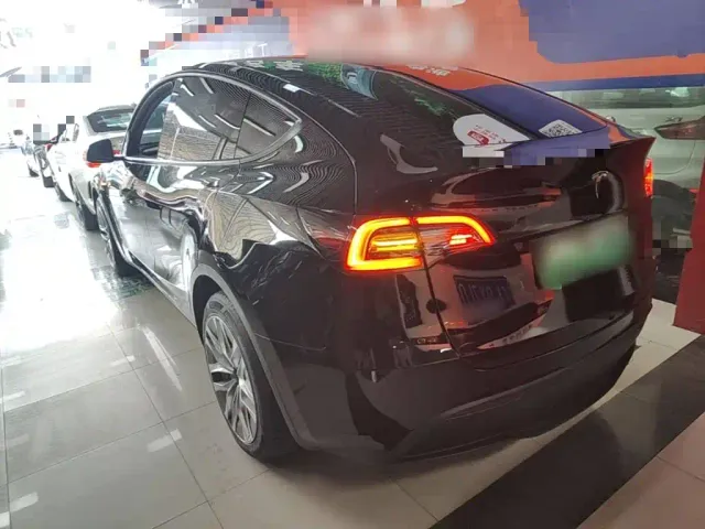 Tesla Model Y — Фото автомобиля 4