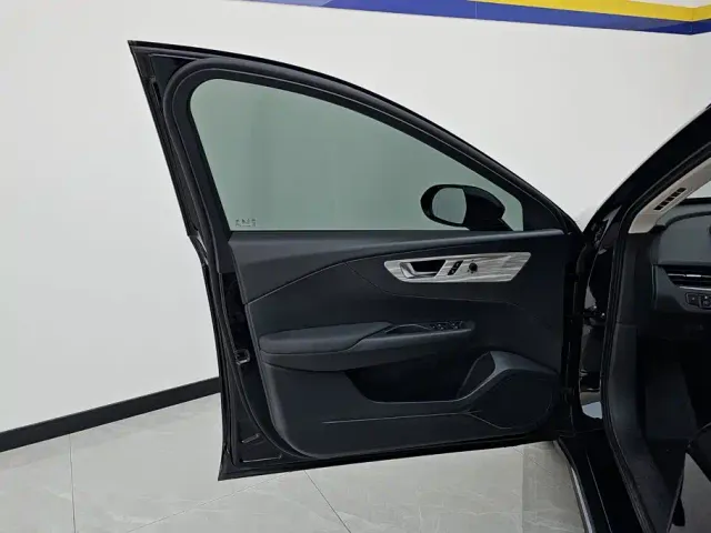 Hongqi E-QM5 — Фото автомобиля 7