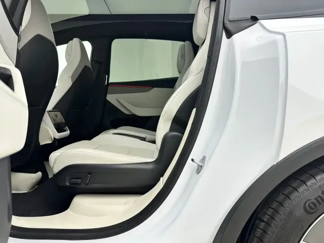 Tesla Model Y L — Фото автомобиля 8