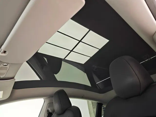 Tesla Model Y — Фото автомобиля 13