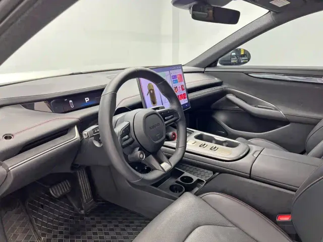 Xiaomi SU7 — Фото автомобиля 14