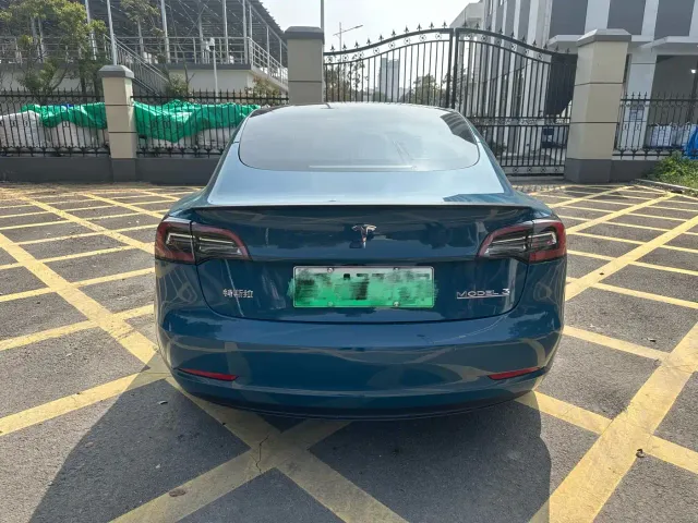 Tesla Model 3 — Фото автомобиля 4