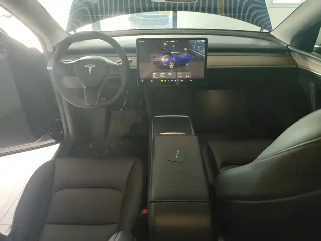 Tesla Model Y — Фото автомобиля 9