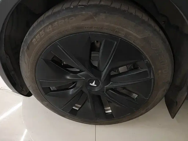 Tesla Model Y — Фото автомобиля 22