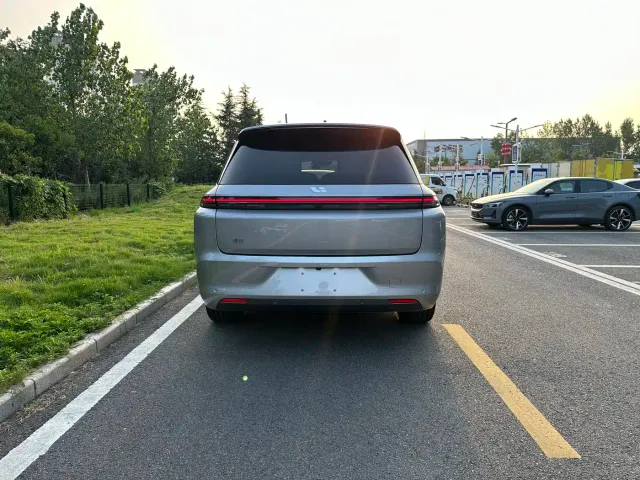Li Auto L8 — Фото автомобиля 11