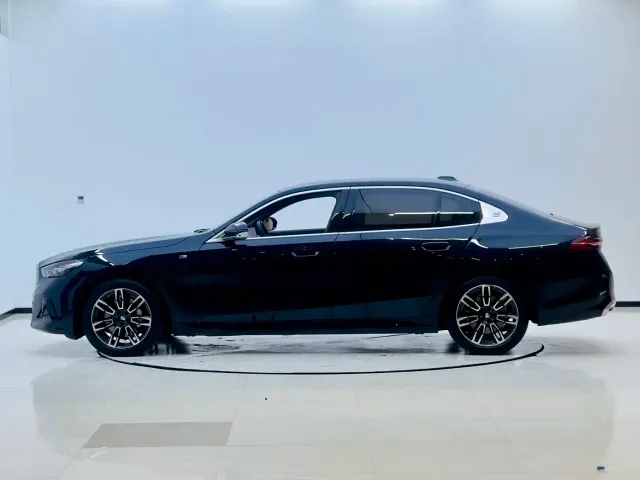 BMW 5 Series — Фото автомобиля 3