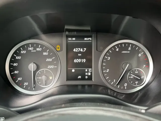 Mercedes-Benz Vito 2023 2.0T Elite 7-Seater — Фото автомобиля 11