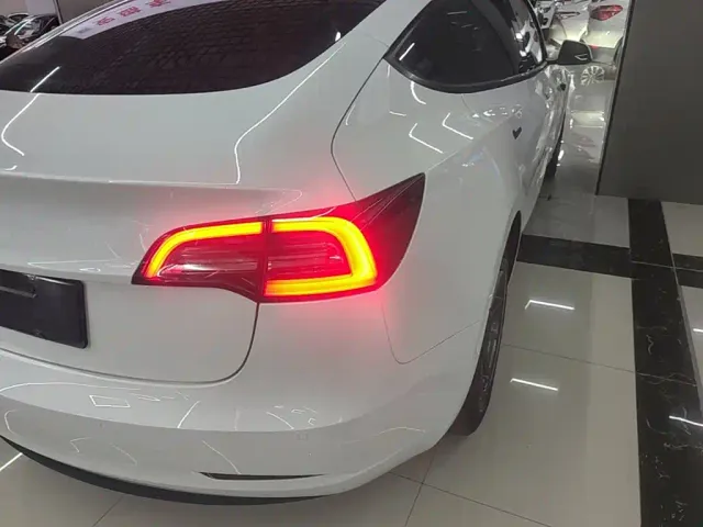 Tesla Model 3 — Фото автомобиля 7