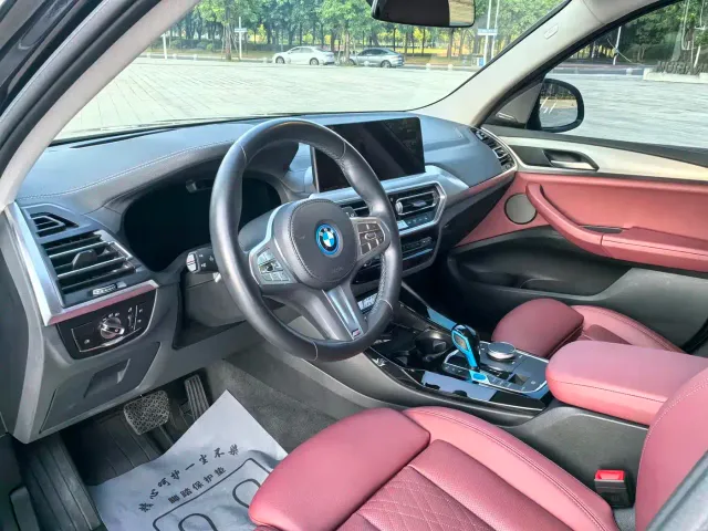 BMW iX3 — Фото автомобиля 10