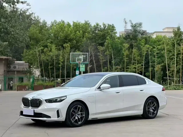 Фотография автомобиля — BMW i5