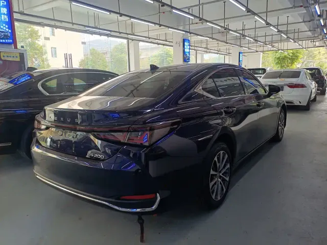 Lexus ES — Фото автомобиля 4