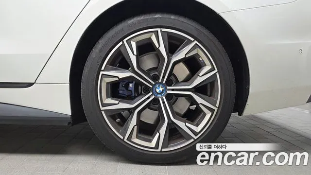 BMW i4 — Фото автомобиля 6
