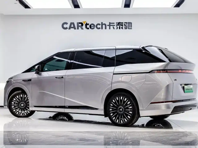 Xpeng X9 — Фото автомобиля 4
