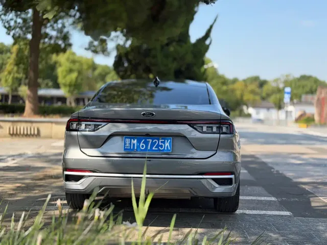 Ford Mondeo — Фото автомобиля 6