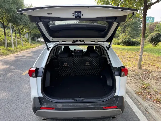 Toyota RAV4 — Фото автомобиля 11