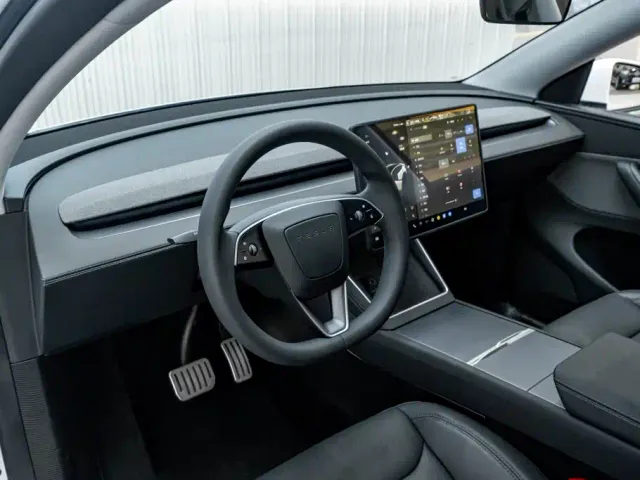 Tesla Model Y — Фото автомобиля 25