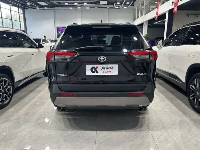 Toyota RAV4 — Фото автомобиля 5