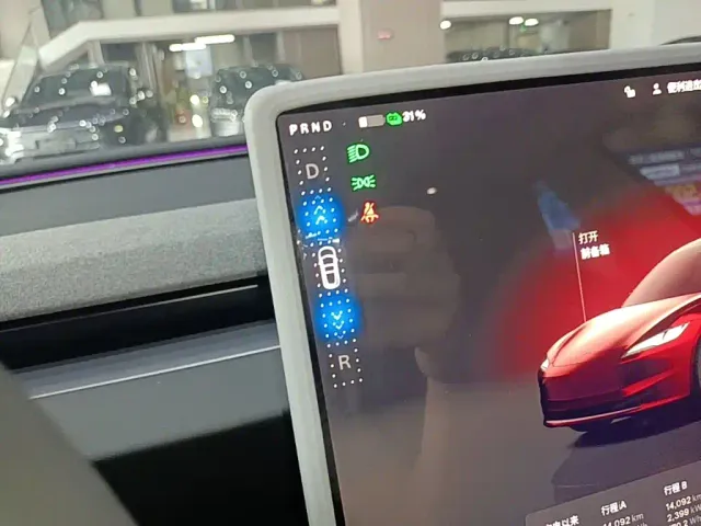 Tesla Model 3 — Фото автомобиля 13
