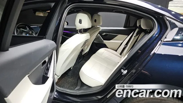 BMW 5-Series — Фото автомобиля 19