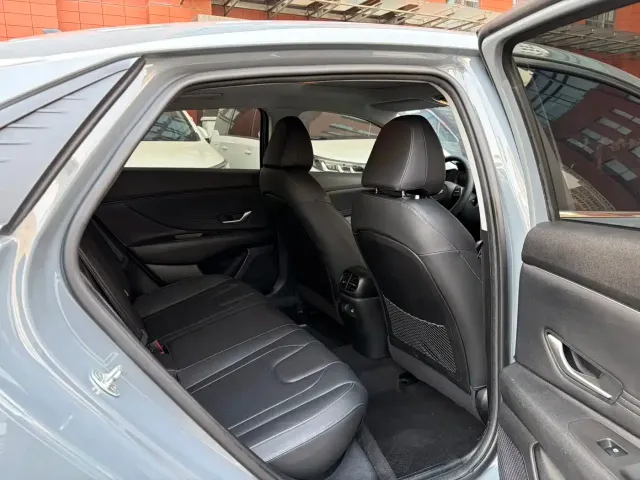 Hyundai Elantra 2022 1.5L CVT LUX Premium Edition — Фото автомобиля 10