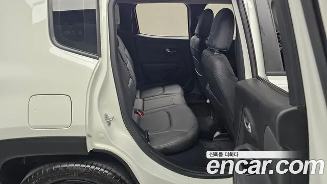 Jeep Renegade — Фото автомобиля 11
