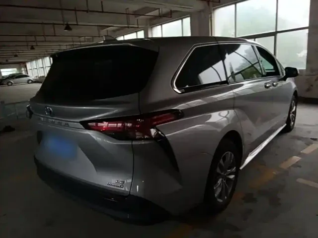 Toyota Sienna — Фото автомобиля 6