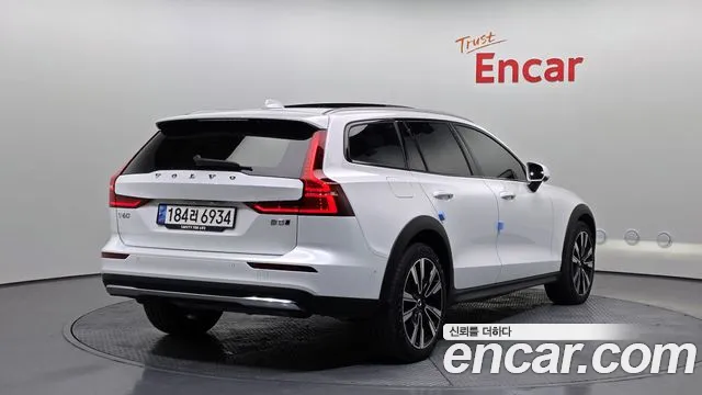 Вольво V60 V60 Cross Country 2 поколение B5 Ultimate AWD — Фото автомобиля 2