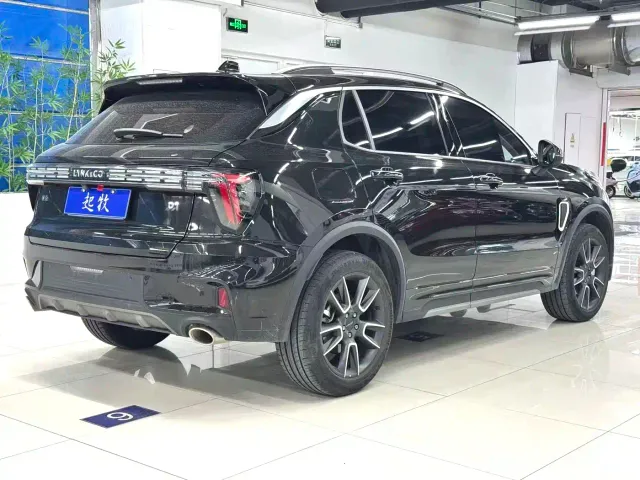 Lynk & Co 01 — Фото автомобиля 5