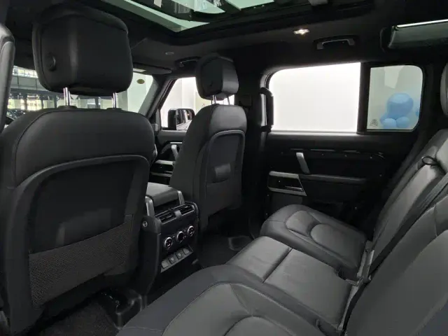 Land Rover Defender — Фото автомобиля 28