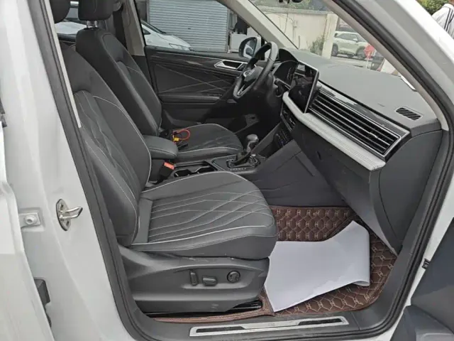 Volkswagen Tiguan L — Фото автомобиля 24