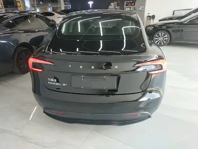 Tesla Model 3 — Фото автомобиля 5