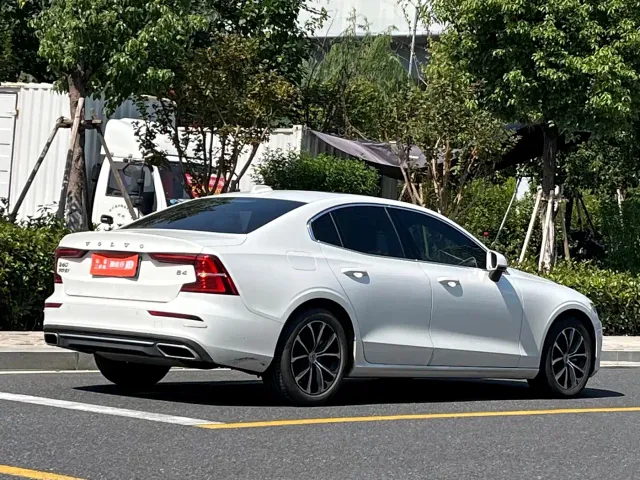 Volvo S60 — Фото автомобиля 4