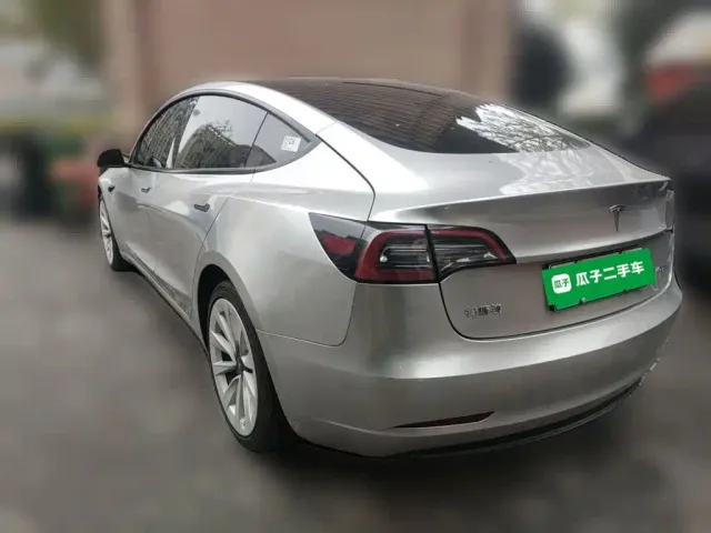 Tesla Model 3 — Фото автомобиля 4