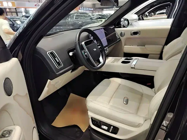 Li Auto L8 — Фото автомобиля 14