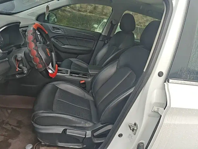 Roewe RX5 — Фото автомобиля 10