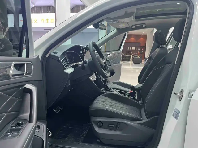 Volkswagen Tiguan L — Фото автомобиля 4