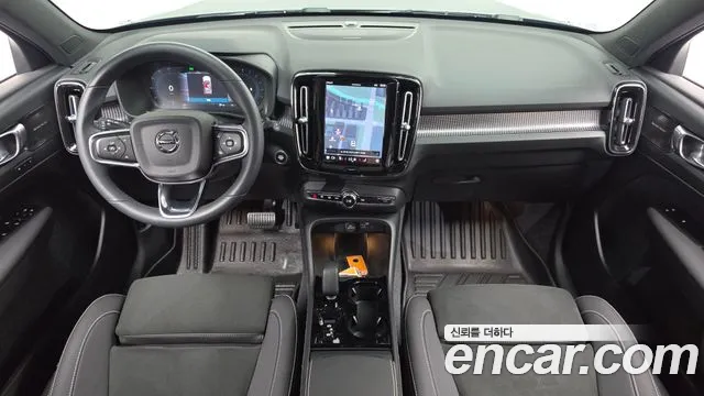 Вольво XC40 B4 Black Edition — Фото автомобиля 7