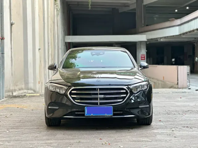 Mercedes-Benz E-Class — Фото автомобиля 3