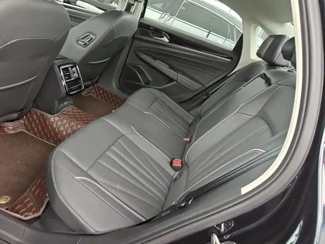 Volkswagen Passat — Фото автомобиля 16