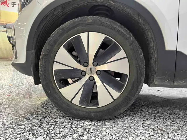 Volvo XC40 — Фото автомобиля 15