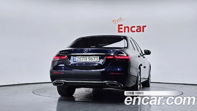 Mercedes-Benz E-Class — Фото автомобиля 4
