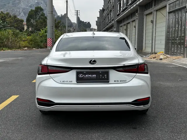 Lexus ES — Фото автомобиля 8
