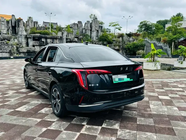 Hongqi E-QM5 — Фото автомобиля 4