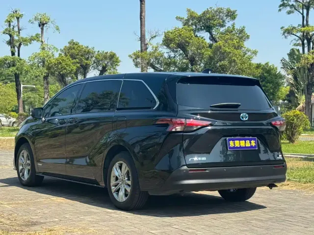 Toyota Sienna — Фото автомобиля 16