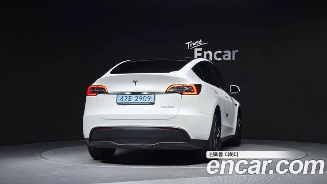 Tesla Model Y — Фото автомобиля 4