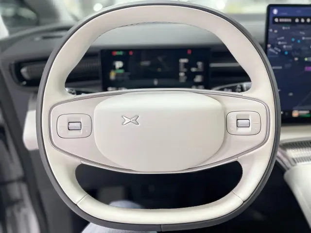 Xpeng X9 — Фото автомобиля 16