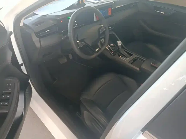 Roewe i5 — Фото автомобиля 15