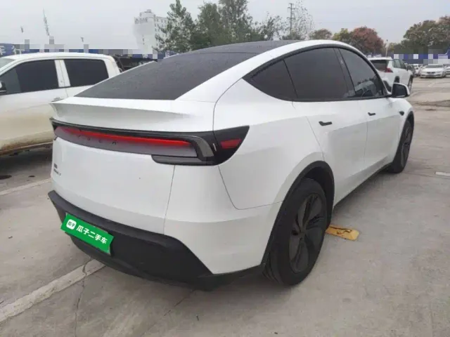 Tesla Model Y — Фото автомобиля 6